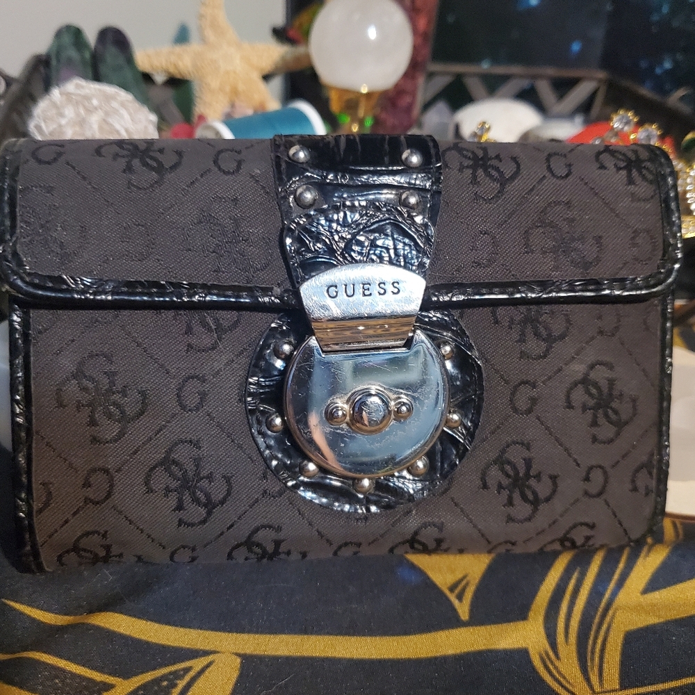Vintage Guess? wallet with scale details inside in almost perfect condition!
